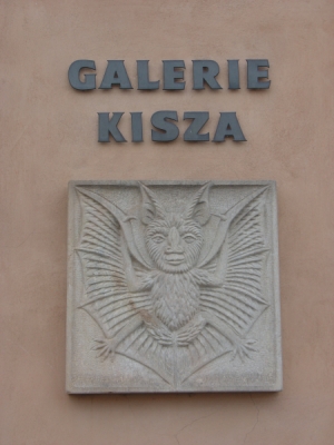 Murciélago como logo de la Galería Kiszan, en la ciudad de Kadan